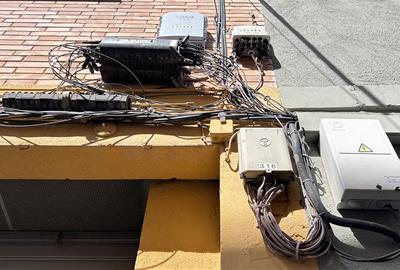 Cablejat a les façana. Eix